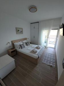 A bed or beds in a room at MAGO APARTMENTS