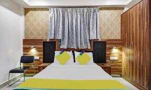 Кровать или кровати в номере Itsy By Treebo - Elmas Golden Key
