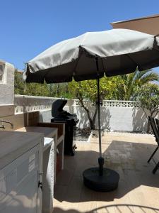 een paraplu bovenop een keuken bij Vista Bahia II Apartment in Albir