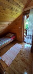 Un pat sau paturi într-o cameră la Crkvine Chalet