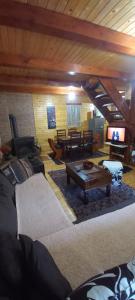 科拉欣的住宿－Crkvine Chalet，客厅配有沙发和桌子