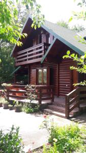 une cabane en bois avec une véranda et une clôture dans l'établissement Crkvine Chalet, à Kolašin