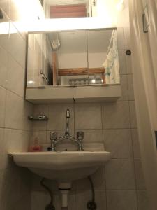 a bathroom with a sink and a mirror at The square in Mariaí