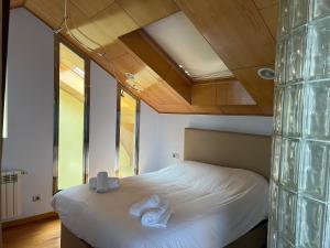 Katil atau katil-katil dalam bilik di Piso con jacuzzi en Monforte de lemos Ribeira Sacra