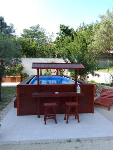 einen Pool mit einem Tisch und zwei Hockern in der Unterkunft Villa Zagara in Gioiosa Ionica