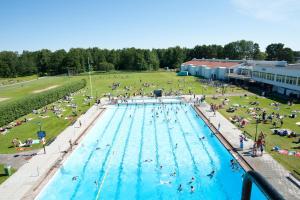 una grande piscina con una grande folla di persone di Kronocamping Lidköping a Lidköping