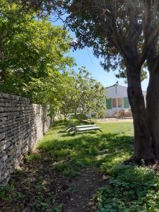 Jardí fora de Charmante maison de plain pied avec 700m2 de jardin cloturé