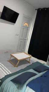 Appartement moderne refait à neuf proximité centre ville et plage客房内的一张或多张床位