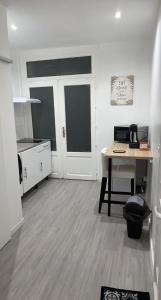 Appartement moderne refait à neuf proximité centre ville et plage的厨房或小厨房