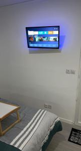 Appartement moderne refait à neuf proximité centre ville et plage的电视和/或娱乐中心