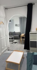 Appartement moderne refait à neuf proximité centre ville et plage的休息区