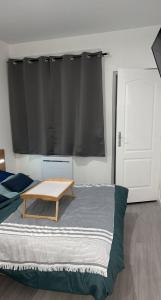 Appartement moderne refait à neuf proximité centre ville et plage客房内的一张或多张床位
