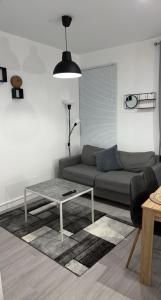 Appartement moderne refait à neuf proximité centre ville et plage的休息区