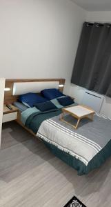Coudekerque-BrancheAppartement moderne refait à neuf proximité centre ville et plage的卧室里有一张床，床上有一张桌子