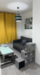 Appartement moderne refait à neuf proximité centre ville et plage的休息区