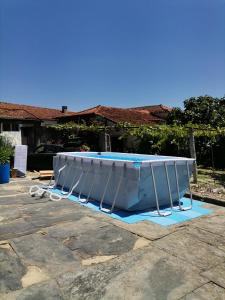 een zwembad met een strategiestrategiestrategieënstrategieënstrategieënstrategieënstrategieënstrategieënstrategieënstrategieënstrategieënvoor strategieënvoor terrorismebestrijding bij Porto Countryside House in Aguiar de Sousa