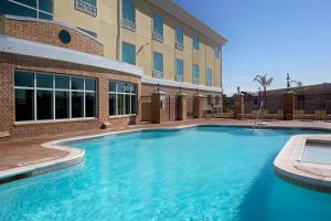 une grande piscine en face d'un bâtiment dans l'établissement Holiday Inn Express Pearland, an IHG Hotel, à Pearland