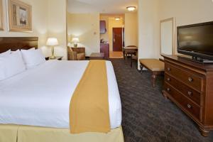 Tempat tidur dalam kamar di Holiday Inn Express Pearland, an IHG Hotel