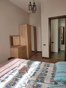 מיטה או מיטות בחדר ב-Lovely apartment in Yerevan - close to city center
