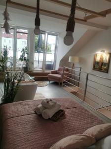 Un dormitorio con una cama con una toalla. en B&N Apartments en Mrągowo