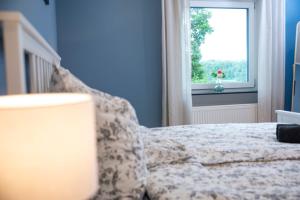 מיטה או מיטות בחדר ב-Moderne Wohnung im Grünen mit privatem Garten