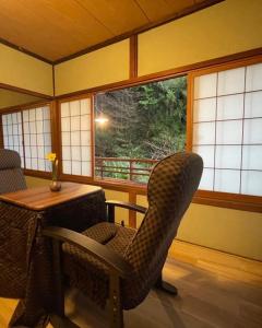 una camera con tavolo, sedia e finestra di En Yoshino - Vacation STAY 13165 a Kami-ichi