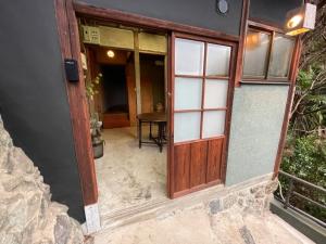 un ingresso a una casa con porta in legno di En Yoshino - Vacation STAY 13165 a Kami-ichi