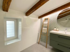 un baño con lavabo y espejo en PARENTIUM LOFT CENTER SQUARE, en Poreč 49 fotos más