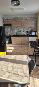 Kuchyňa alebo kuchynka v ubytovaní CHALET ANTLANA maison chaleureuse