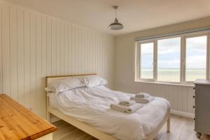 Un pat sau paturi într-o cameră la Granville Marina: Stunning sea view property with easy parking