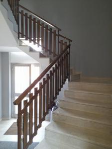 una escalera con barandillas de madera en una casa en Cristel malpensa room, en Cardano al Campo