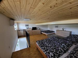 Postel nebo postele na pokoji v ubytování Apartmán u kolejí I