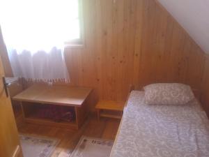 Uma cama ou camas num quarto em Apartmani Gnezdo