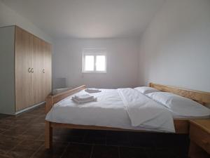 Ένα ή περισσότερα κρεβάτια σε δωμάτιο στο Apartman Milanko