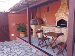patio con mesa y horno al aire libre en SLIM- - Dunas- PRAIA DO FORTE - PRÁTICO, ECONÔMICO E PRÓXIMO DE TUDO, en Cabo Frío