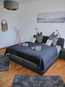 ein Schlafzimmer mit einem großen Bett und einem Sofa in der Unterkunft Appartement SCHILLER I - Erfurt Zentrum in Erfurt