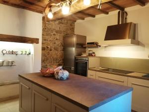 cocina con encimera en una habitación en Casale Santa Margherita, en Bucine