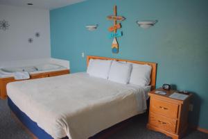 un dormitorio con una cama y una bañera en Innlet Motel, en Sturgeon Bay