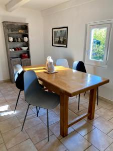 a dining room table and chairs in a room at Logement avec jardin privé confortablement équipé in Bagard