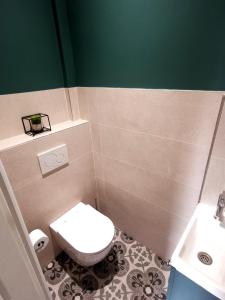małą łazienkę z toaletą i umywalką w obiekcie Appartement, 3 pièces, Villa Monte Europa w Nicei