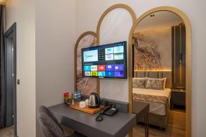 Uma TV ou centro de entretenimento em World Class Hotel - Istanbul Airport