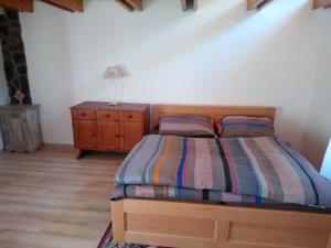 um quarto com uma cama e uma cómoda em madeira em Chata v Rajeckej kotline - Malá Čierna em Rajec
