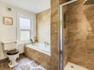 ein Badezimmer mit Badewanne, Toilette und Dusche in der Unterkunft Stylish Uphill Townhouse in Lincoln