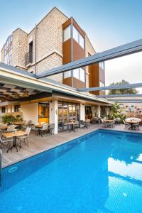 a swimming pool in front of a building at Yerli Alaçatı in Alaçatı