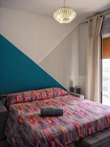 um quarto com uma cama grande e uma colcha colorida em Domus Narciso Gallery em Pompeia