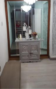 a dresser in a room with a mirror at Piso casco antiguo in Vitoria-Gasteiz