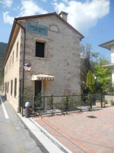 un bâtiment avec un panneau sur son côté dans l'établissement Salvia e Timo Holiday Apartments, à Borso del Grappa