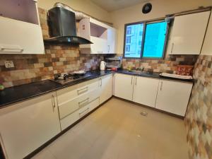 A kitchen or kitchenette at Family Friendly & Peaceful 3 Bed APT, Free Wifi
