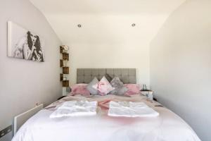 Un dormitorio con una cama con dos toallas encima. en The Summerhouse, countryside retreat with private hot tub, en Bridgnorth