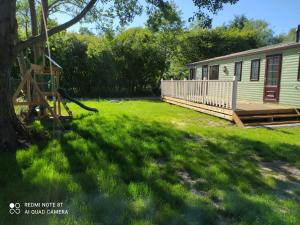 Κήπος έξω από το Karwia-Karwieńskie Błota domek przy plaży +27 φωτογραφίες